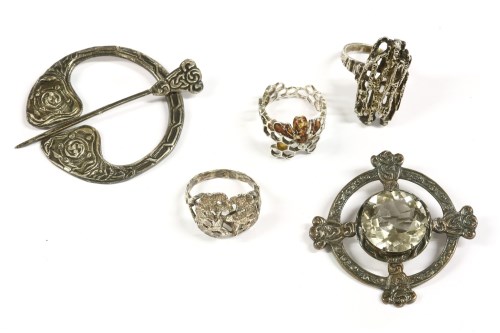 Lot 41 - A collection of silver items to include a silver bark textured ring