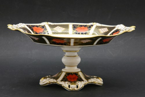 Lot 101 - A small Royal Crown Derby porcelain comport