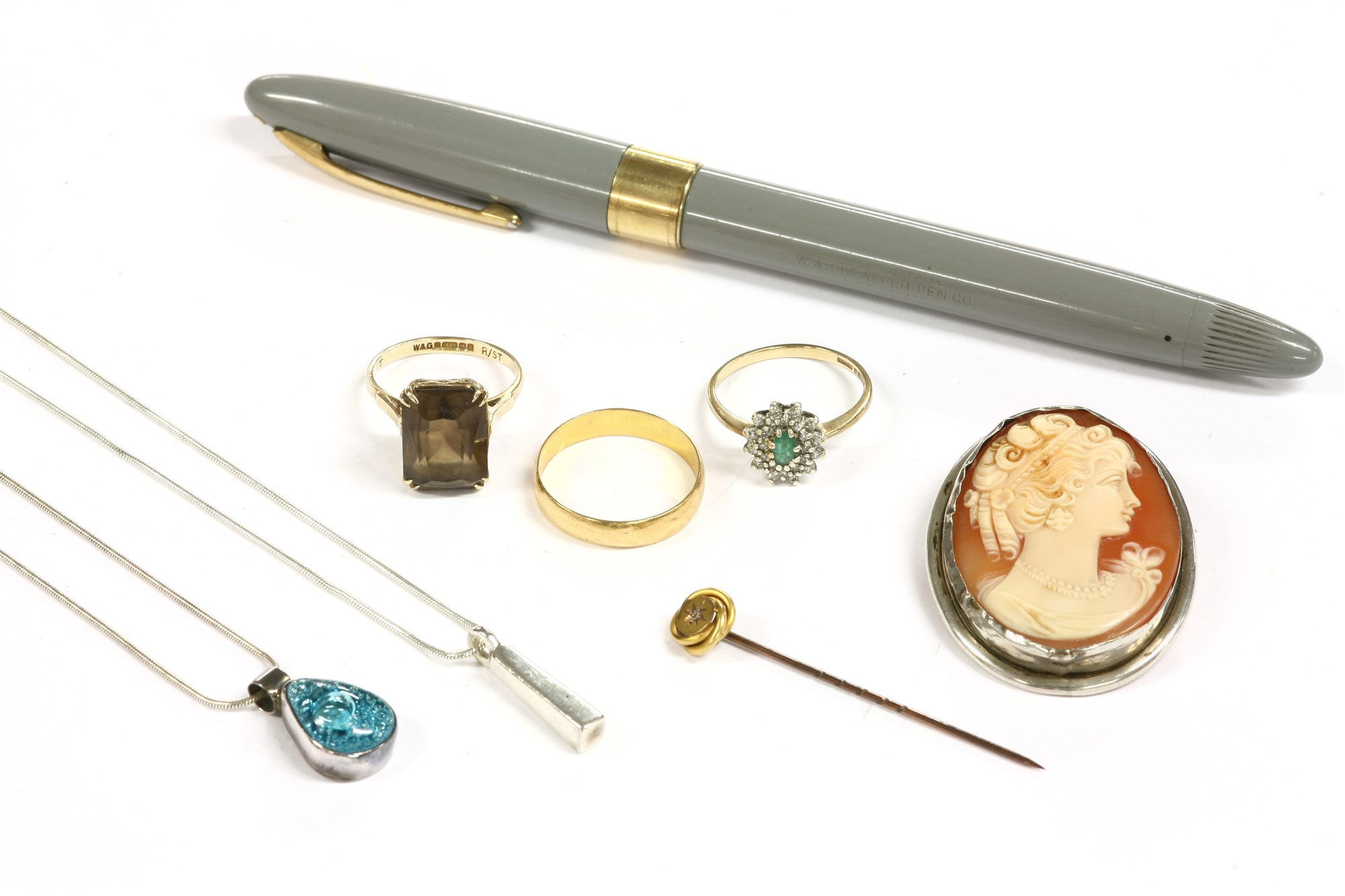 22ct gold wedding ring, sheffield 1941 Lot 52 - A 22ct gold wedding ring