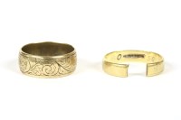 Lot 16 - An 18ct gold wedding ring