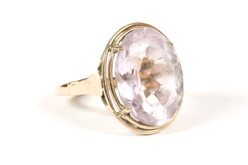 Lot 33 - A gold single stone amethyst ring