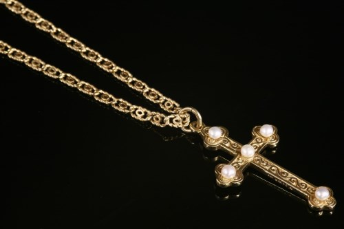 Lot 570 - A 9ct gold Celtic-style cross