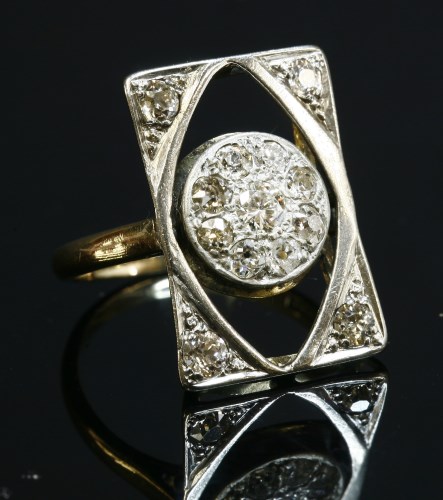 Lot 151 - An Art Deco-style diamond set plaque ring