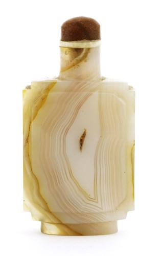 Lot 345 - A Chinese agate snuff bottle