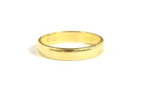 Lot 135 - An 18ct gold 'D' section wedding ring