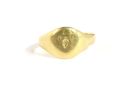 Lot 111 - A gentlemen's gold signet ring