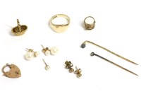 Lot 130 - A collection of gold items
