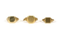 Lot 33 - A gentlemen's gold signet ring