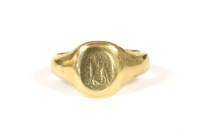 Lot 14 - An 18ct gold gentlemen's signet ring