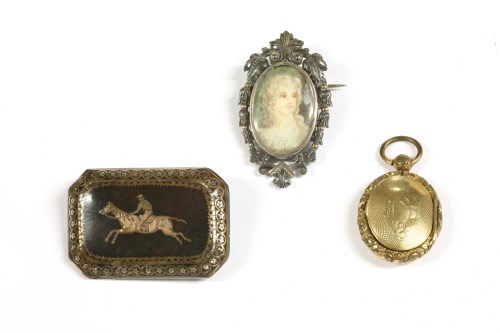 Lot 12 - A tortoiseshell pique work brooch set with a racehorse and jockey