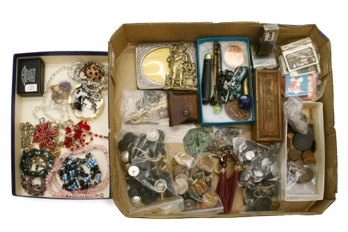 Lot 97 - A box of collectable items