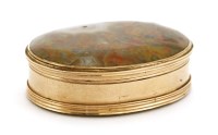 Lot 229 - A 9ct gold and agate inset snuff box