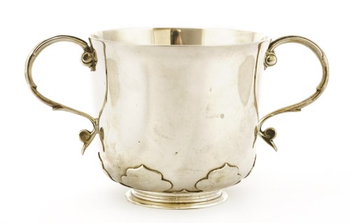 Lot 215 - An Edwardian silver reproduction of a late 17th century porringer