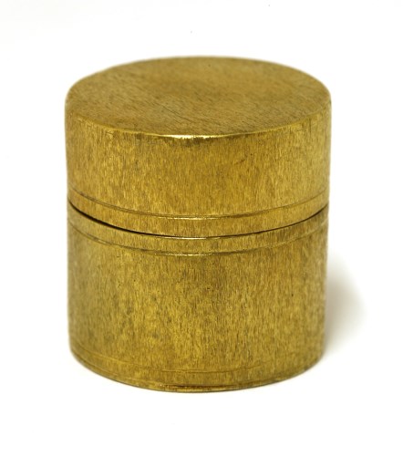 Lot 4 - A stylish modern silver gilt pill/trinket box