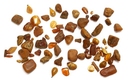 Lot 70 - A collection of amber pieces