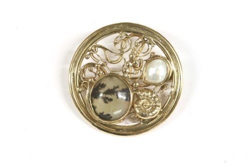Lot 19 - A 9ct gold circular moss agate and mabe pearl brooch