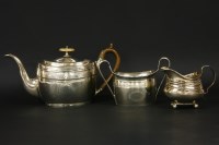 Lot 386 - A Georgian silver teapot