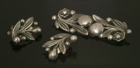 Lot 272 - A sterling silver berry and leaf plaque bar brooch