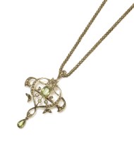 Lot 301 - A Edwardian gold peridot and seed pearl pendant/brooch