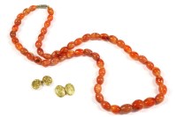 Lot 211 - A single row graduated agate bead necklace