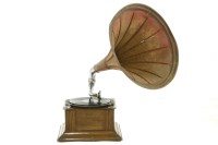 Lot 626 - An oak cased gramophone