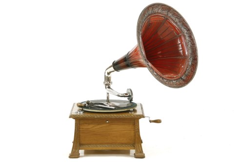 Lot 625 - An Art Nouveau oak cased gramophone