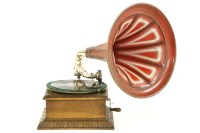 Lot 543 - An oak cased gramophone