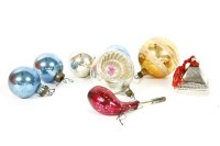 Lot 550 - A quantity of vintage glass Christmas tree decorations