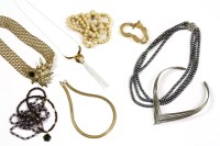 Lot 270 - A single row freeform garnet and gilt metal bead necklace