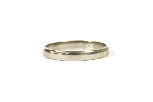 Lot 150 - An 18ct white gold wedding ring