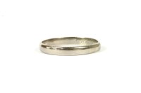 Lot 150 - An 18ct white gold wedding ring