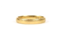 Lot 2 - A 22ct gold wedding ring