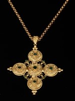 Lot 273 - A Continental Etruscan-style emerald set cross