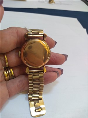 Lot 609 - A gentlemen's 9ct gold Ebel automatic strap watch