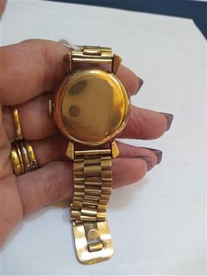 Lot 609 - A gentlemen's 9ct gold Ebel automatic strap watch