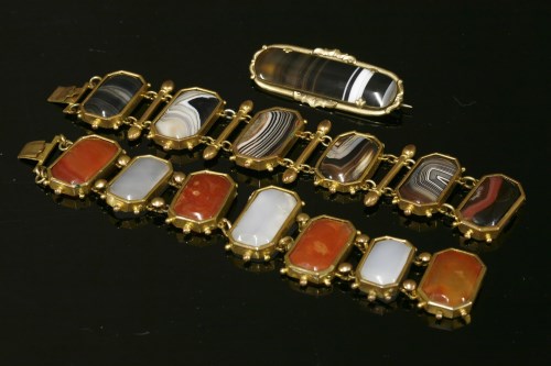 Lot 1 - A gilt metal agate panel bracelet