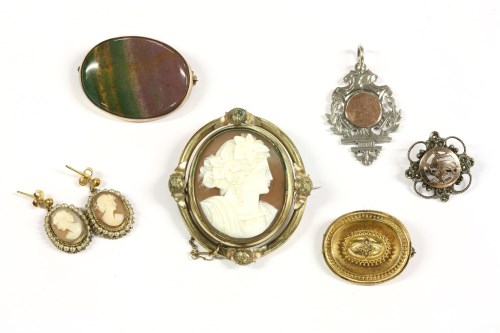 Lot 34 - A collection of jewellery to include a Victorian gold brooch