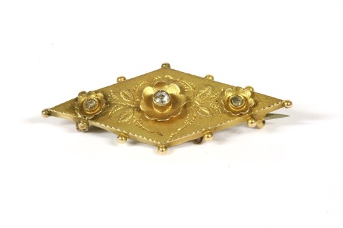 Lot 43 - A Victorian three stone lozenge shaped diamond brooch