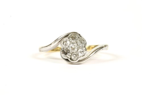 Lot 46 - A gold diamond daisy cluster ring