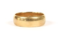 Lot 49 - An 18ct gold wedding ring