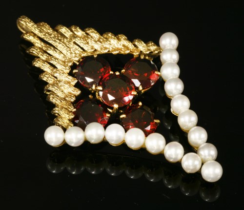 Lot 94 - A Continental gold garnet and cultured pearl brooch/pendant
