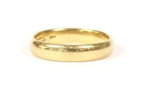 Lot 60 - An 18ct gold court section wedding ring