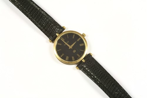 Lot 85 - A gentlemen's gold plated Gucci quartz strap watch