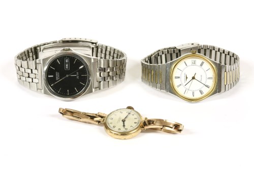 Lot 87 - A gentlemen's bi-colour Longines quartz bracelet watch