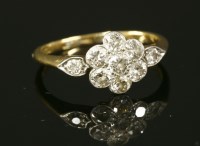 Lot 149 - A diamond set daisy cluster ring
