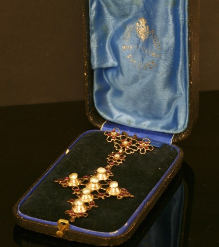 Lot 20 - A Georgian gold garnet and pearl cross
