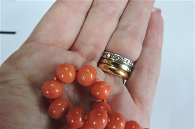 Lot 32 - A single row graduated coral bead necklace