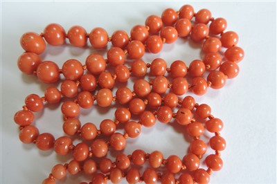 Lot 32 - A single row graduated coral bead necklace