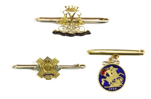 Lot 6 - A gold Argyll and Sutherland Highlander's crest bar brooch