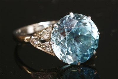 Lot 192 - An Art Deco blue zircon and diamond ring